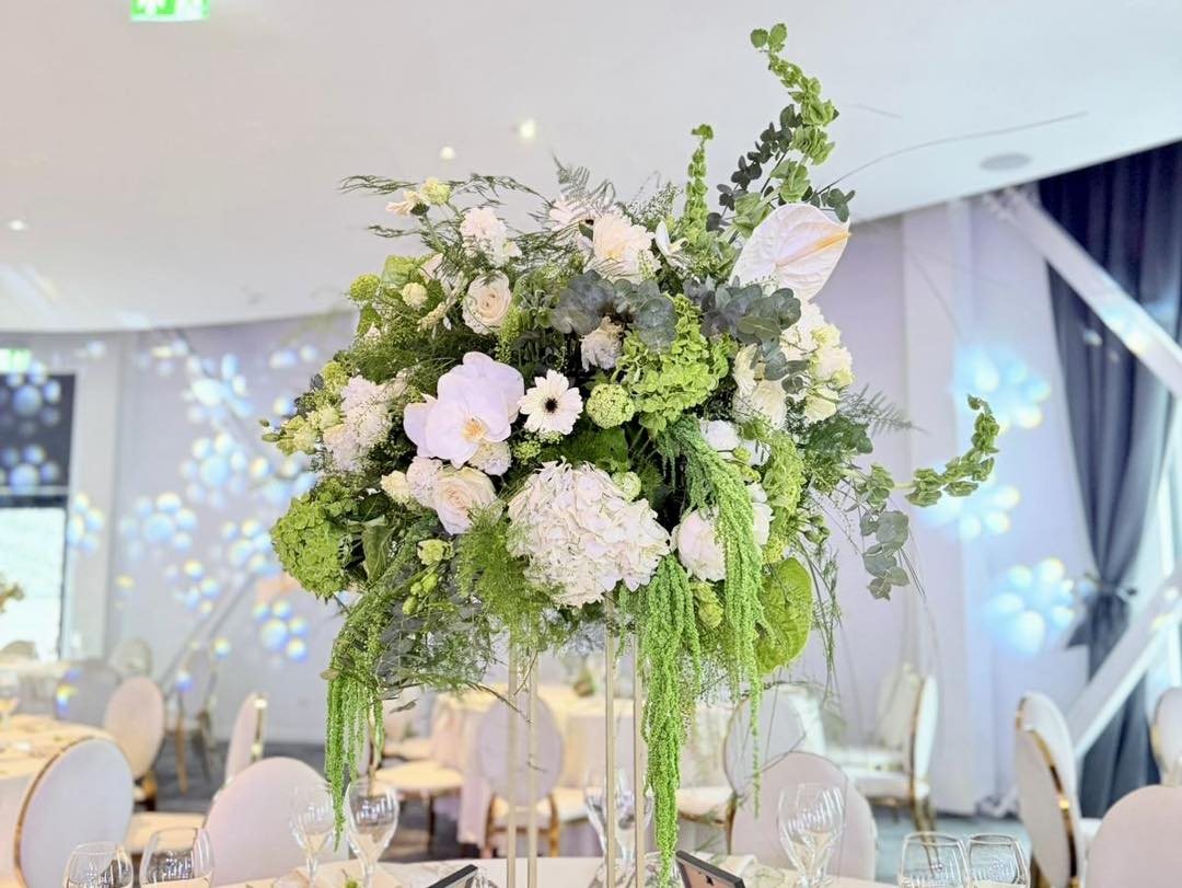 Aranjament floral pe masă, la un eveniment în SFINX Ballroom
