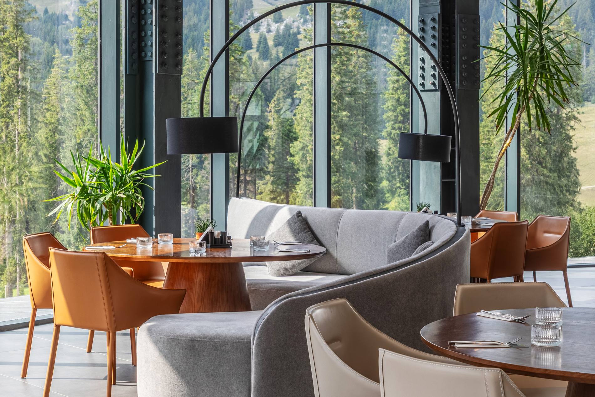 Restaurant Kogaion, cu vedere spre pădurea Bucegilor