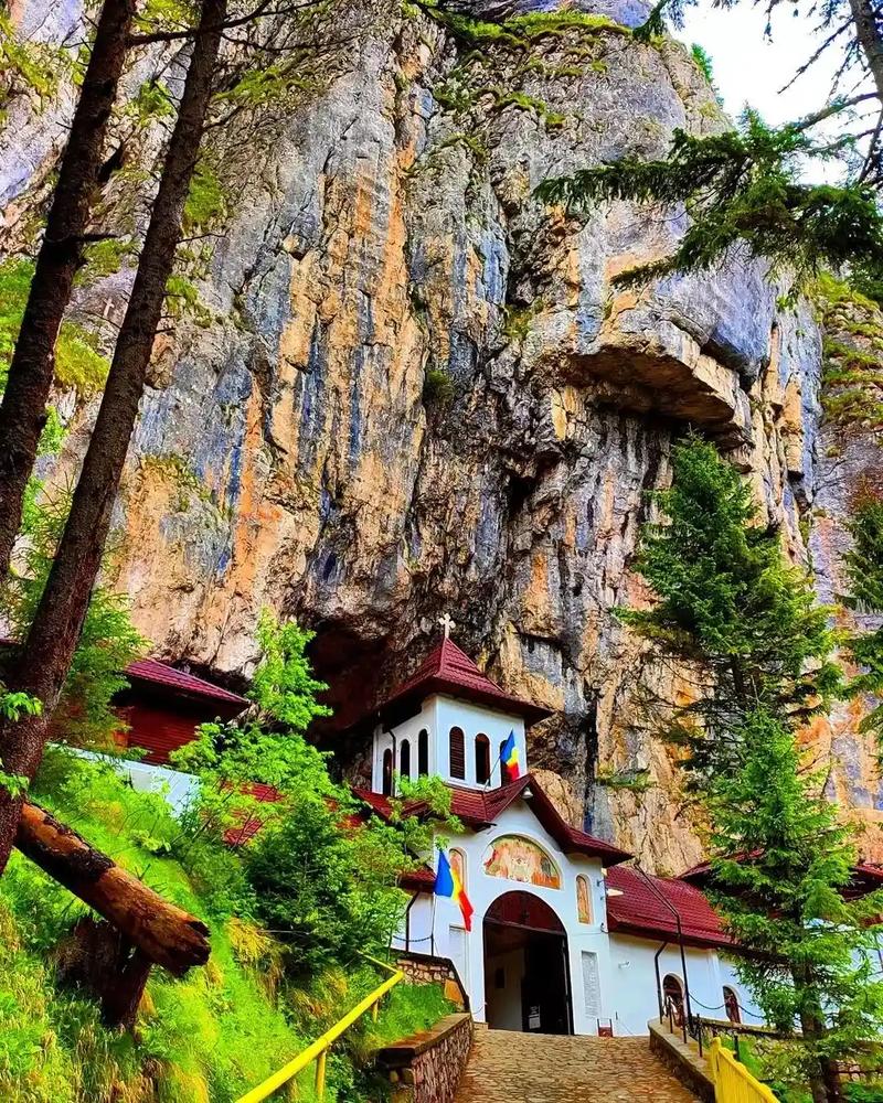 Peștera Ialomiței și schitul, lângă Hotel Peștera