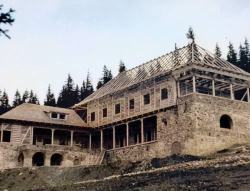 Der Bau der Hütte Peștera