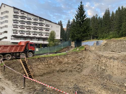 Die Baustelle des neuen Hotels, 2021